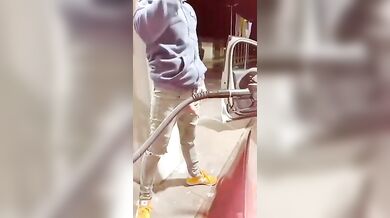 Zac si sega alla pompa di benzina - sborrata gay