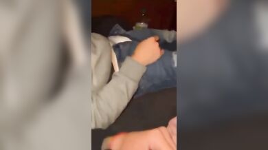 L’ultimo che resta sveglio vince e si diverte col sesso gay