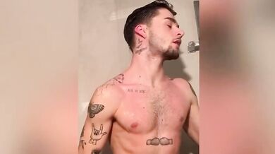 Bel ragazzo tatuato italiano insospettabile e virile si sega il cazzone in doccia