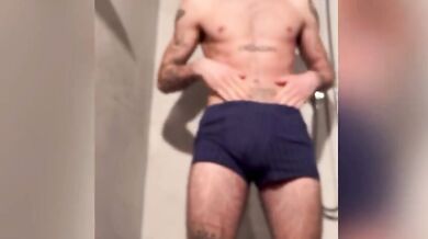 Bel ragazzo tatuato italiano insospettabile e virile si sega il cazzone in doccia