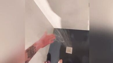 Bel ragazzo tatuato italiano insospettabile e virile si sega il cazzone in doccia