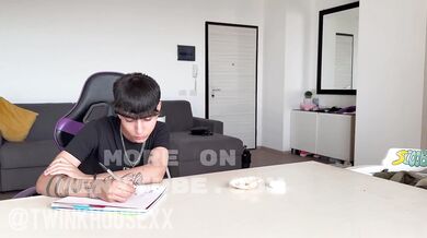 Studente gay italiano sega, succhia e prende in culo i cazzi dei compagni di scuola