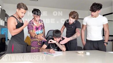 Studente gay italiano sega, succhia e prende in culo i cazzi dei compagni di scuola