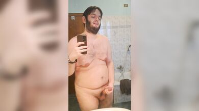 Nudo davanti allo specchio mi diverto col mio cazzone