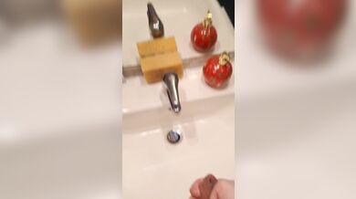 Nudo davanti allo specchio mi diverto col mio cazzone