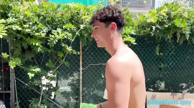 Lavaggio auto con happy ending per un fortunato ragazzo italiano gay