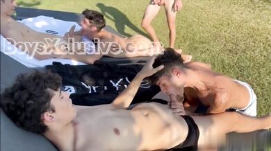 In montagna d'estate con un gruppo di amici omosessuali