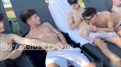 In montagna d'estate con un gruppo di amici omosessuali