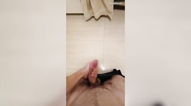 Brunetto gay si diverte segandosi il cazzone per il fidanzato