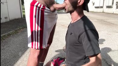 Maturo italiano spompina il cazzo enorme del suo amico