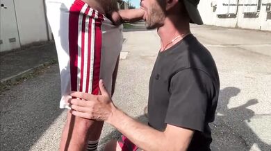 Maturo italiano spompina il cazzo enorme del suo amico