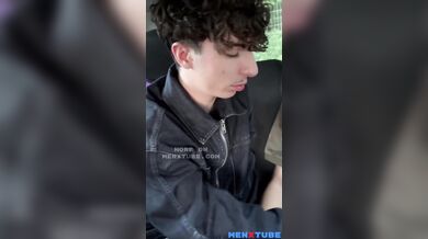 Rimorchiato e scopato in auto da un ragazzo italiano arrapato