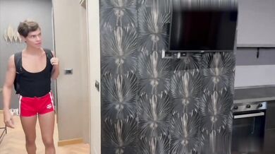 Sesso anale col nuovo compagno di stanza straniero erasmus