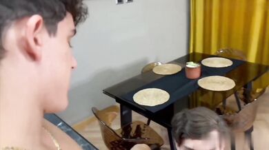 Sesso anale col nuovo compagno di stanza straniero erasmus