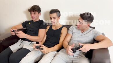 Puttanella condivisa dai due amici cazzoni attivi