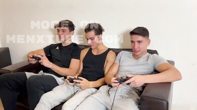 Puttanella condivisa dai due amici cazzoni attivi