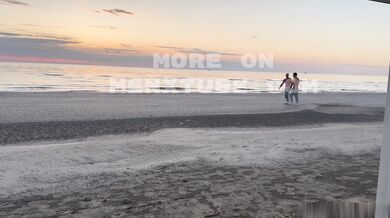 Ragazzo muscoloso italiano pompino dal suo ragazzo in spiaggia