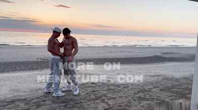 Ragazzo muscoloso italiano pompino dal suo ragazzo in spiaggia