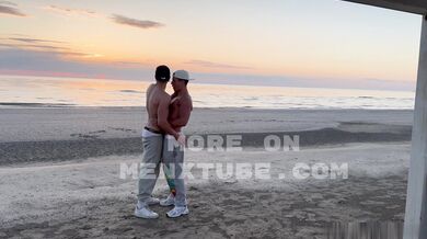 Ragazzo muscoloso italiano pompino dal suo ragazzo in spiaggia