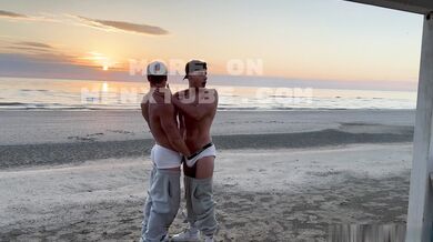 Ragazzo muscoloso italiano pompino dal suo ragazzo in spiaggia