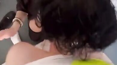 Femboy arrapato succhia il cazzo duro del corriere di Amazon