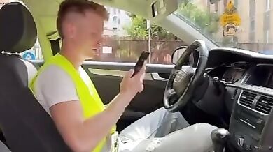 Femboy arrapato succhia il cazzo duro del corriere di Amazon