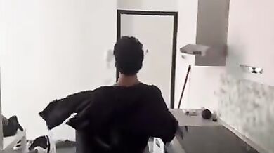 Femboy arrapato succhia il cazzo duro del corriere di Amazon