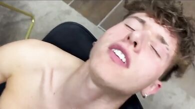 Biondo gay fa coming out col suo papà che è frocio pure lui