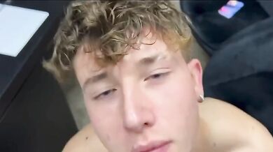 Biondo gay fa coming out col suo papà che è frocio pure lui