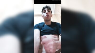 Il maranza italiano si sega per il suo ragazzo