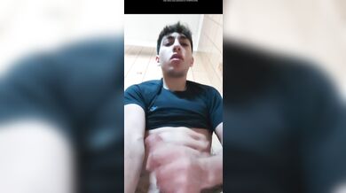 Il maranza italiano si sega per il suo ragazzo