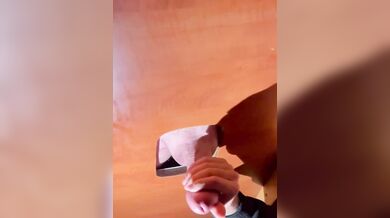 Gloryhole grosso cazzone gay svuotato dalle mani abili di un frocio