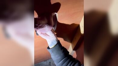 Gloryhole grosso cazzone gay svuotato dalle mani abili di un frocio