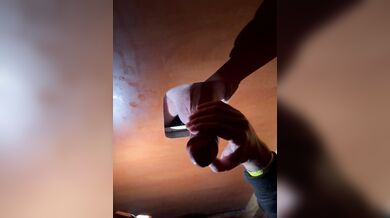 Gloryhole grosso cazzone gay svuotato dalle mani abili di un frocio