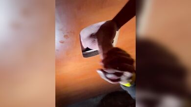 Gloryhole grosso cazzone gay svuotato dalle mani abili di un frocio