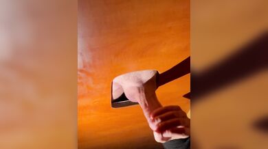 Gloryhole grosso cazzone gay svuotato dalle mani abili di un frocio