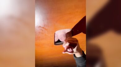 Gloryhole grosso cazzone gay svuotato dalle mani abili di un frocio