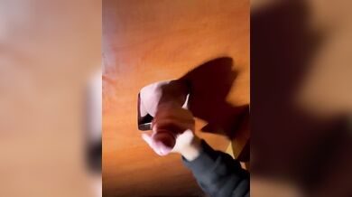 Gloryhole grosso cazzone gay svuotato dalle mani abili di un frocio