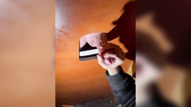 Gloryhole grosso cazzone gay svuotato dalle mani abili di un frocio