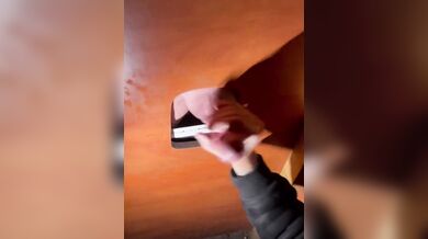 Gloryhole grosso cazzone gay svuotato dalle mani abili di un frocio