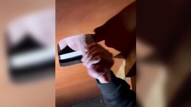 Gloryhole grosso cazzone gay svuotato dalle mani abili di un frocio