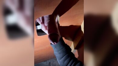 Gloryhole grosso cazzone gay svuotato dalle mani abili di un frocio