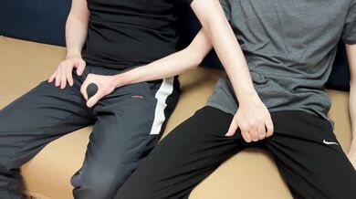 Amici gay si fanno una sega reciproca