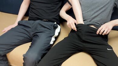 Amici gay si fanno una sega reciproca