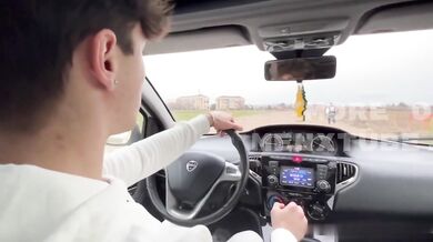 Autostoppista da il culo ad un ragazzo in cambio di un passaggio