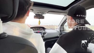 Autostoppista da il culo ad un ragazzo in cambio di un passaggio