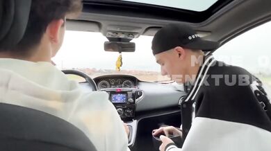 Autostoppista da il culo ad un ragazzo in cambio di un passaggio