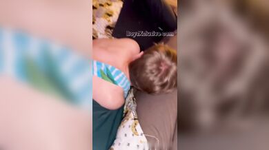 Biondino gay straniero scopato a turno dai cazzi di un gruppo di amici italiani