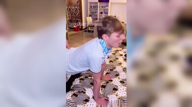 Biondino gay straniero scopato a turno dai cazzi di un gruppo di amici italiani