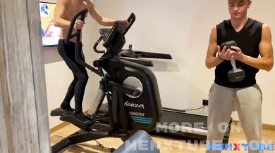 Sesso gay italiano in palestra con amico bono e super porco